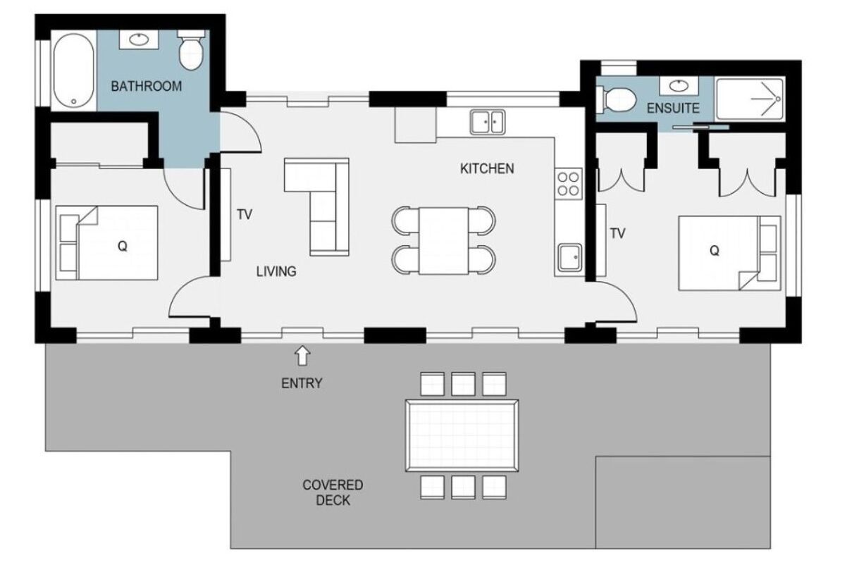 Ein Grundriss eines Hotels mit Wohnzimmer, Küche, Bad, privatem Badezimmer und einer überdachten Terrasse.