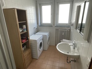 Douche, sĂšche-cheveux, serviettes fournies, savon