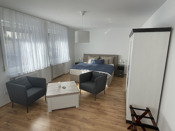 1 habitación, caja de seguridad en la habitación y escritorio