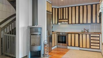 Refrigerador, microondas, lavavajillas, utensilios de cocina