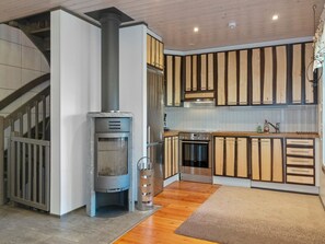 Kjøleskap, mikrobølgeovn, oppvaskmaskin og kjøkkenutstyr