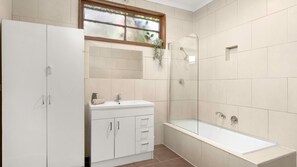 Combined shower/bathtub, hair dryer - Little Island Escape (Sunset Strip)