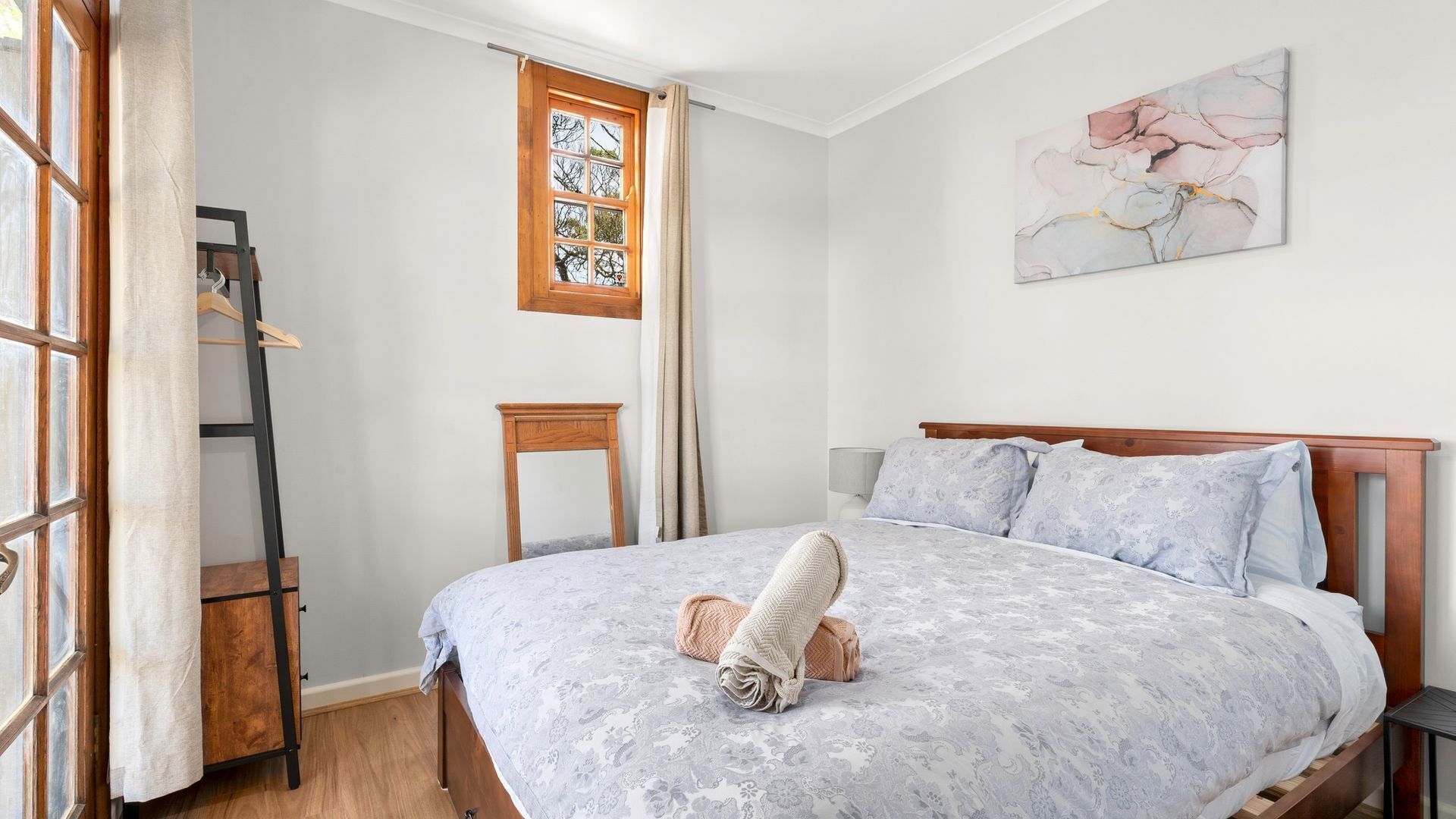 2 habitaciones, tabla de planchar con plancha, cuna de viaje y internet 