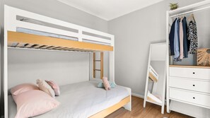 2 slaapkamers, een strijkplank/strijkijzer, reisbedje, internet