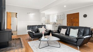 Fernseher, Kamin, Bücher