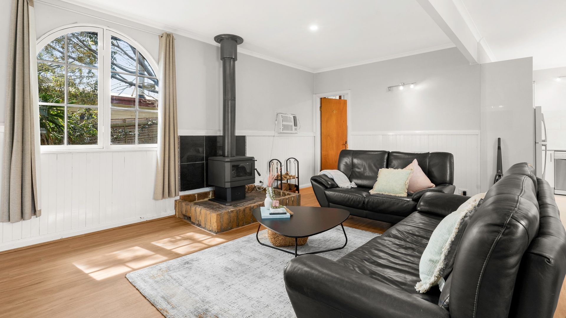 Fernseher, Kamin, Bücher