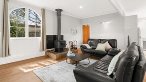 Fernseher, Kamin, Bücher