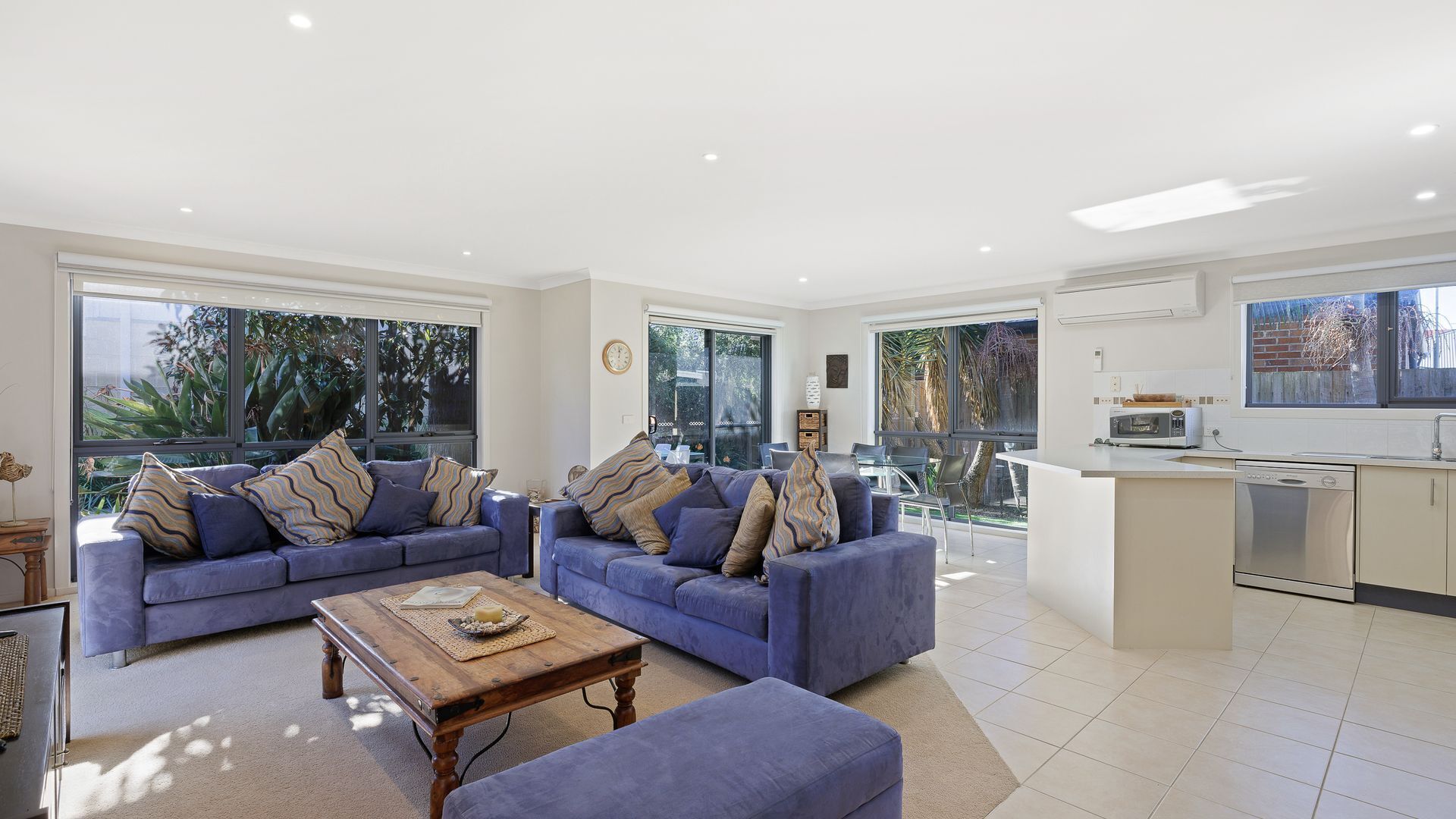 Televisión, reproductor de DVD, mesa de ping pong, libros