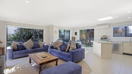 TV, DVD player, ping pong, books. Beaches on Church in Cowes
