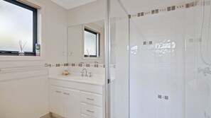Bathtub, hair dryer - Beaches on Church in Cowes (Cowes)