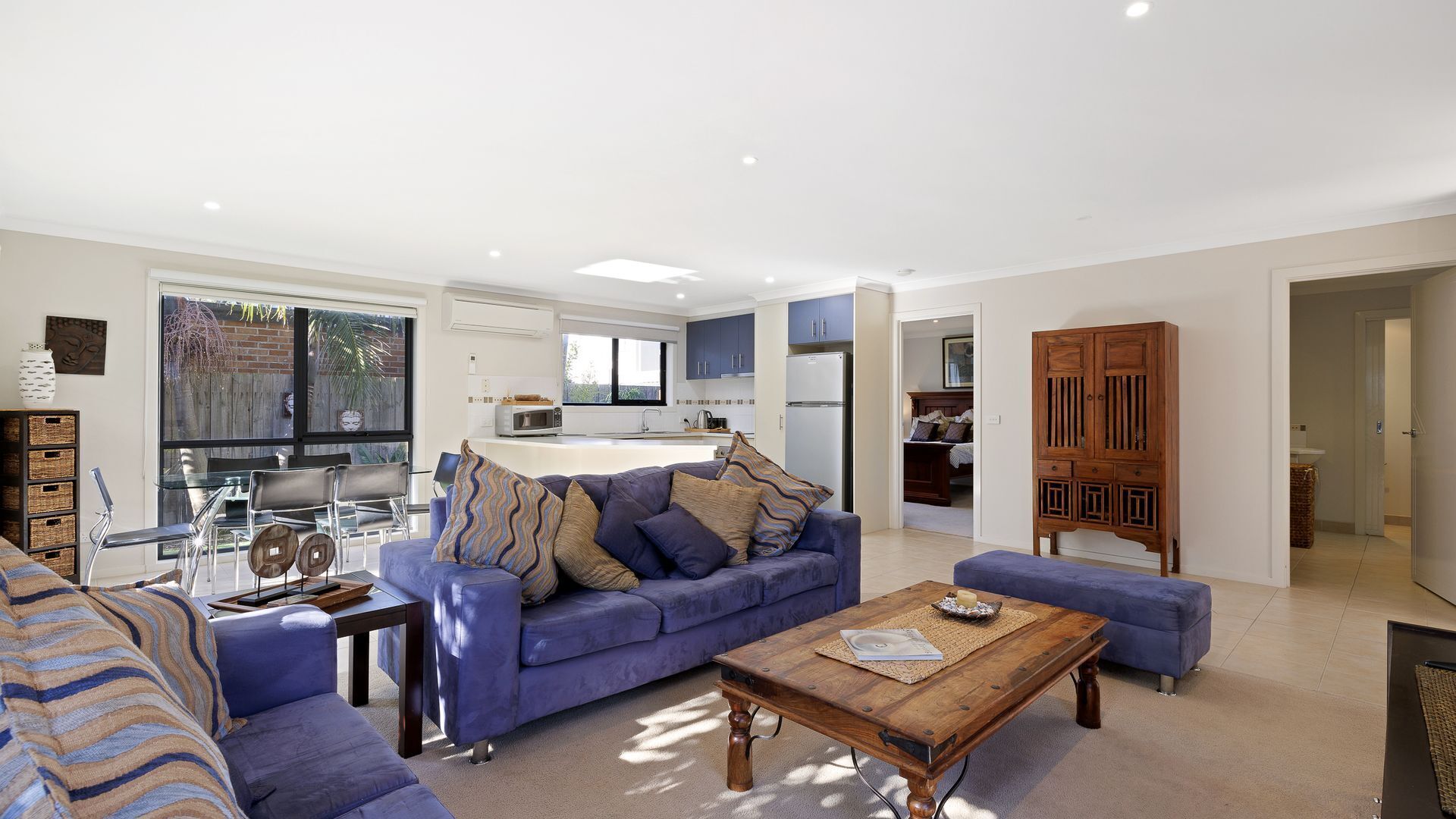 Televisión, reproductor de DVD, tenis de mesa y libros 