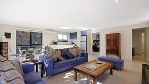 Televisión, reproductor de DVD, tenis de mesa y libros 