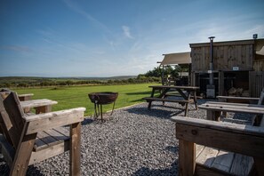 BBQ/picnic Area - Worms Head Glamping Tent - Llangennith (Swansea)