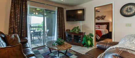 Condo, varias camas, balcón, vista a la montaña | Sala de estar | Televisión de 40 pulgadas con canales por cable