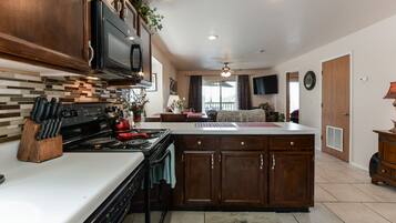 Condo, Multiple Beds, Balcony, Mountain View | Private kitchen | Fridge, microwave, oven, stovetop