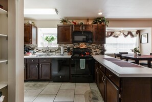 Refrigerador, microondas, horno, placa de cocina