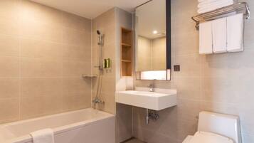 Ducha, secador de pelo, pantuflas, bidet