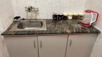 Fridge, oven, toaster, cookware/dishes/utensils