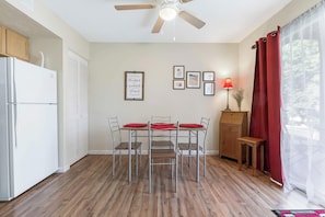 公寓客房, 1 張加大雙人床和 1 張沙發床, 庭院, 花園景觀 (Fall Creek Abby in the Ozarks) | 用餐區