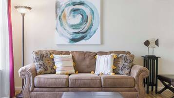 Condo, 1 cama Queen size y sofá cama, patio, vista al jardín (Fall Creek Abby in the Ozarks) | Área de sala de estar | Televisión de pantalla plana de 42 pulgadas con canales digitales