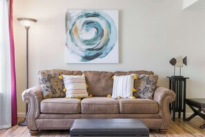 Condo, 1 cama Queen size y sofá cama, patio, vista al jardín (Fall Creek Abby in the Ozarks) | Área de sala de estar | Televisión de pantalla plana de 42 pulgadas con canales digitales 