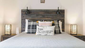 Condo, 1 cama Queen size y sofá cama, patio, vista al jardín (Fall Creek Abby in the Ozarks) | 1 habitación, decoración personalizada y muebles diferentes