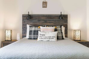 Condo, 1 cama Queen size y sofá cama, patio, vista al jardín (Fall Creek Abby in the Ozarks) | 1 habitación, decoración personalizada y muebles diferentes 