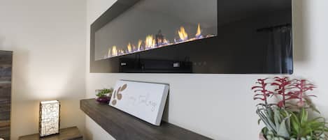 Condo, 1 giường cỡ queen và sofa giường, sân hiên, quang cảnh vườn (Fall Creek Abby in the Ozarks) | 1 phòng ngủ, trang trí khác biệt