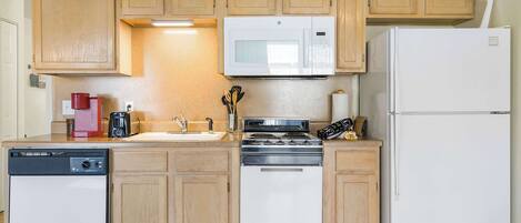 شقة - سرير كبير مع أريكة سرير - برواق - منظر للحديقة (Fall Creek Abby in the Ozarks) | مطبخ خاص | ماكينة لصنع القهوة/الشاي