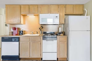 公寓客房, 1 張加大雙人床和 1 張沙發床, 庭院, 花園景觀 (Fall Creek Abby in the Ozarks) | 私人廚房 | 咖啡機/沖茶器