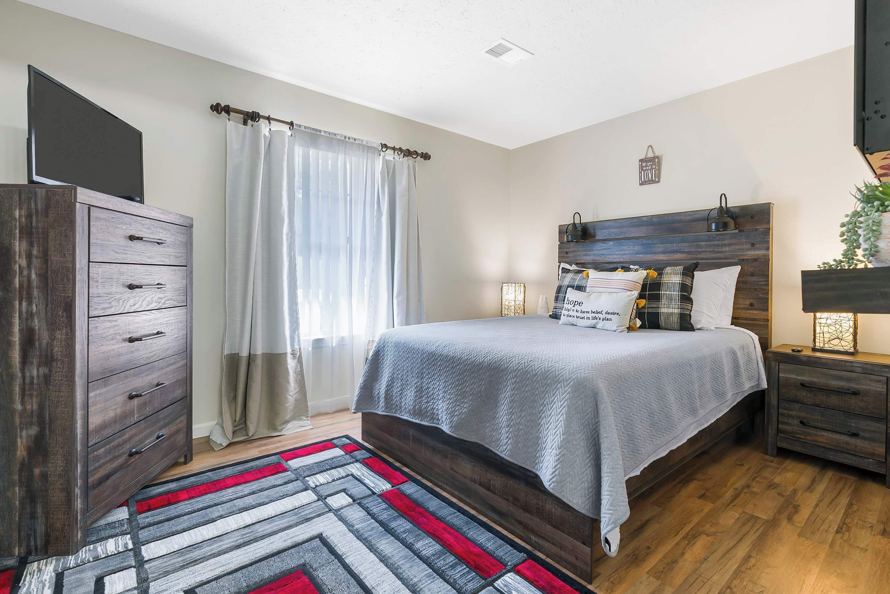 Condo, 1 cama Queen size y sofá cama, patio, vista al jardín (Fall Creek Abby in the Ozarks) | 1 habitación, tabla de planchar con plancha y wifi gratis 