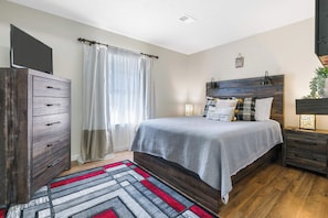 公寓客房, 1 張加大雙人床和 1 張沙發床, 庭院, 花園景觀 (Fall Creek Abby in the Ozarks) | 1 間臥室、獨特裝潢、布置獨特、熨斗/熨衣板