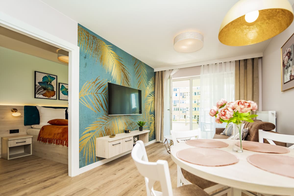 Deluxe Suite (Wyspiańskiego 39) | Living room | 48-inch Smart TV with digital channels, TV