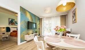 Deluxe Suite (Wyspiańskiego 39) | Living room | 48-inch Smart TV with digital channels, TV - Baltic-Apartments - Sun Towers (Swinoujscie)