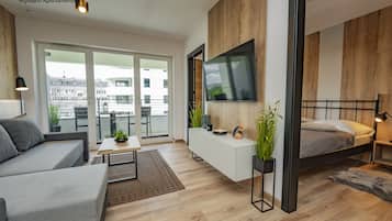 Deluxe Suite (Wyspiańskiego 39) | Living area | 48-inch Smart TV with digital channels, TV