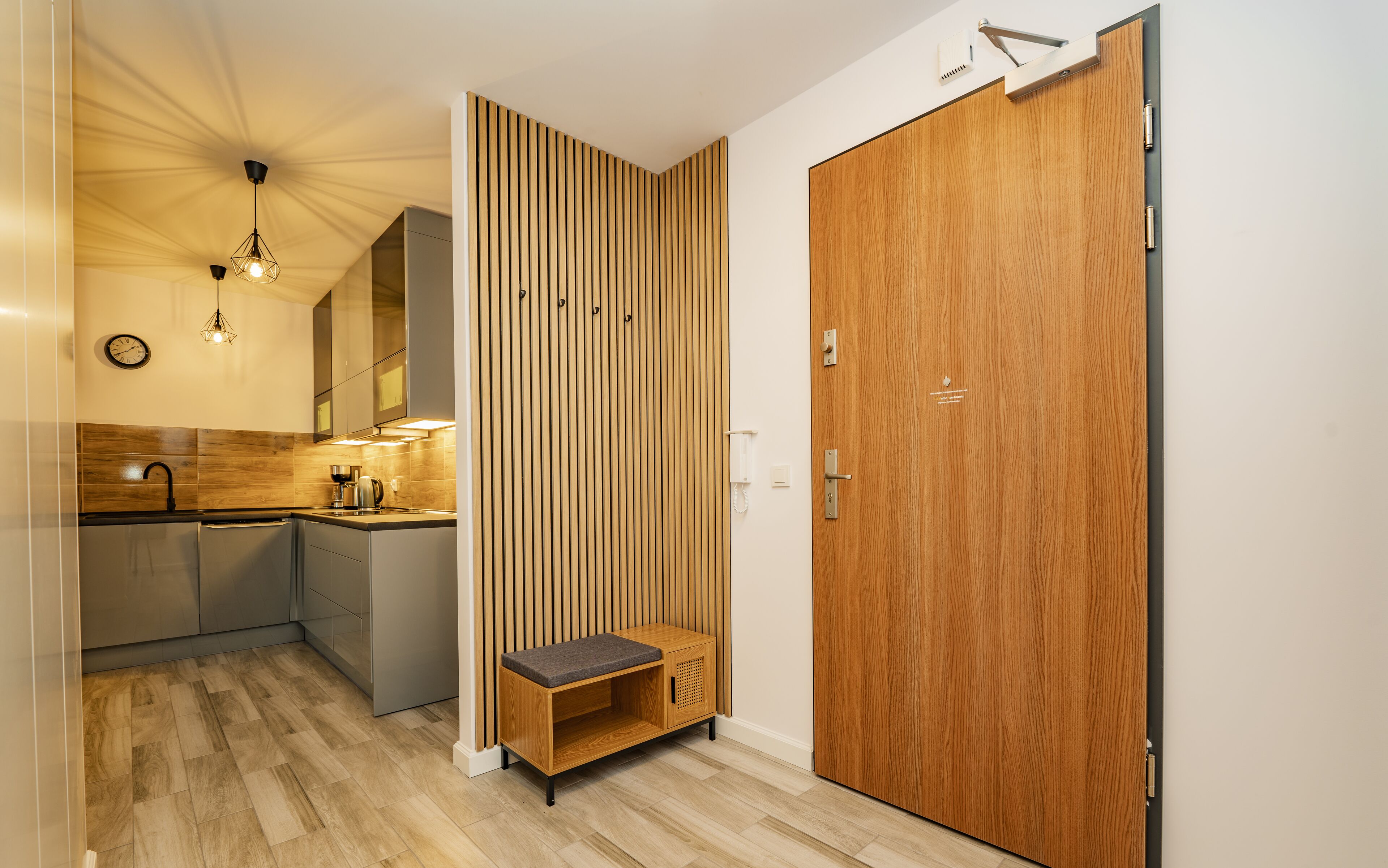 Una cocina moderna con un armario de madera, un lavamanos y una encimera.