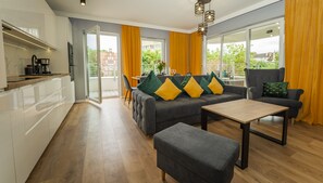 Deluxe Apartment | Living room | 48-inch Smart TV with digital channels, TV - Baltic-Apartments - Sun Towers (Swinoujscie)