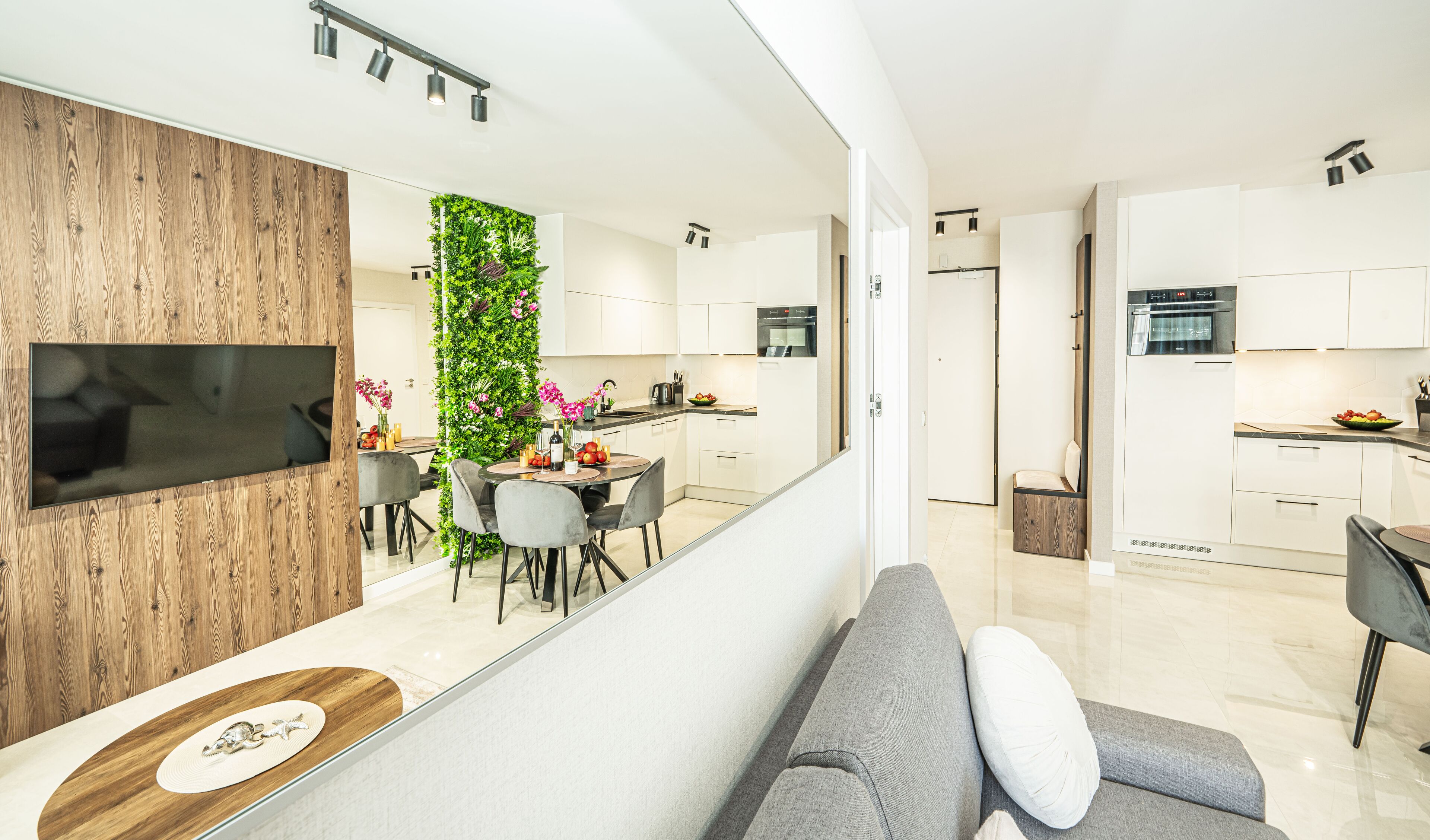 Deluxe-Suite (Wyspiańskiego 39) | Allergikerbettwaren, individuell dekoriert, individuell eingerichtet