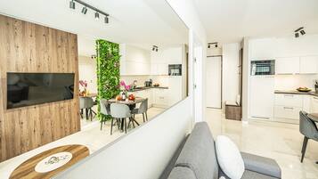 Deluxe-Suite (Wyspiańskiego 39) | Allergikerbettwaren, individuell dekoriert, individuell eingerichtet