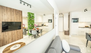 Deluxe-Suite (Wyspiańskiego 39) | Allergikerbettwaren, individuell dekoriert, individuell eingerichtet