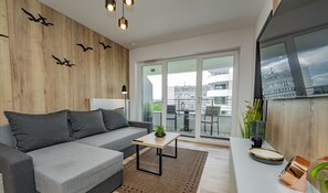 デラックス スイート (Wyspiańskiego 39) | リビングルーム | 48 インチのスマートテレビ (デジタル放送視聴可)、テレビ