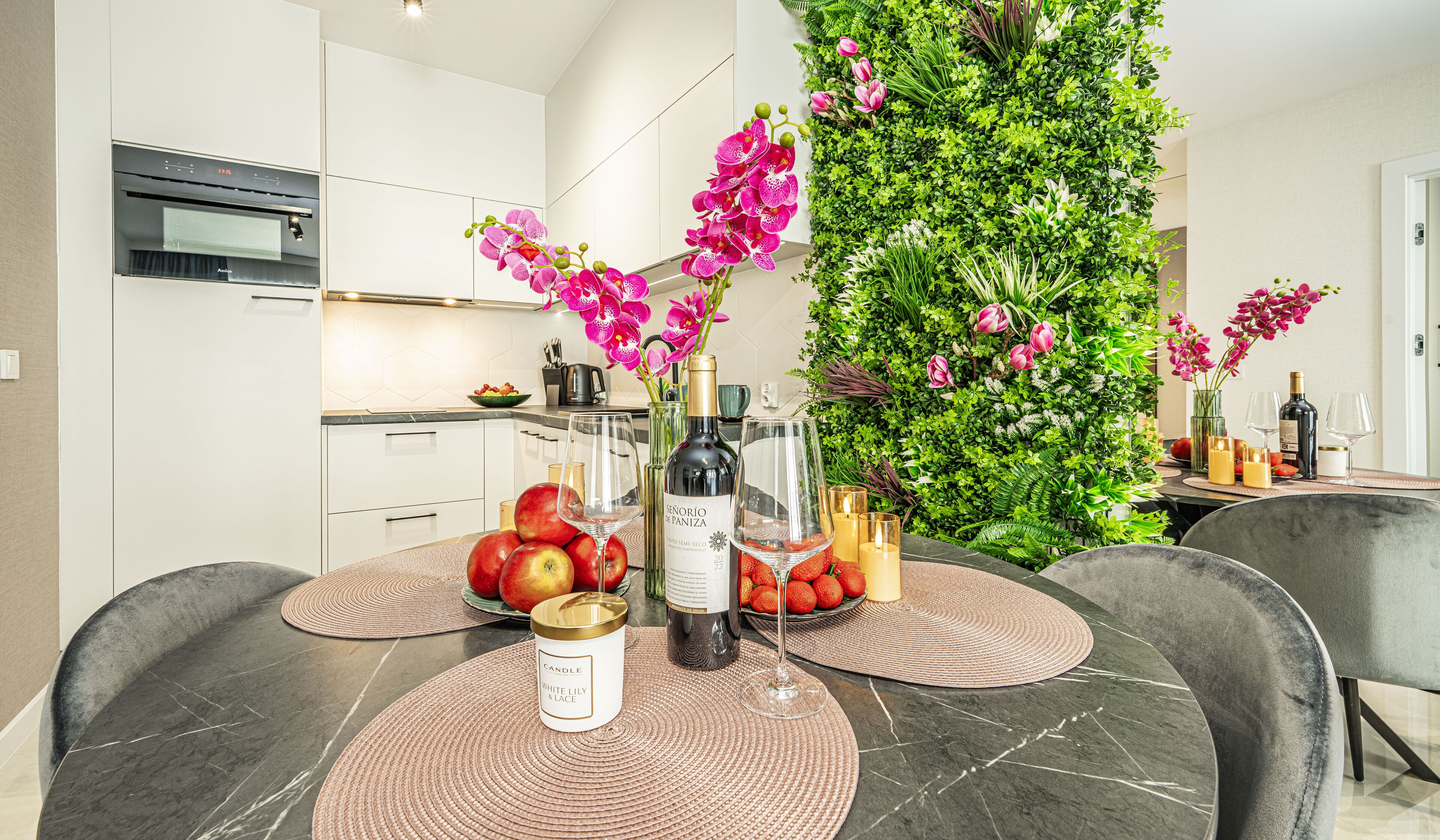 Deluxe Suite (Wyspiańskiego 39) | Hypo-allergenic bedding, individually decorated, individually furnished