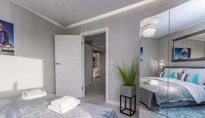 Deluxe Apartment (Wyspiańskiego 38) | Hypo-allergenic bedding, individually decorated, individually furnished