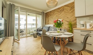 Deluxe Suite (Wyspiańskiego 39) | Living room | 48-inch Smart TV with digital channels, TV - Baltic-Apartments - Sun Towers (Swinoujscie)