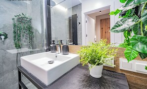 Suite Deluxe (Wyspiańskiego 39) | Baño | Regadera, regadera tipo lluvia, secadora de cabello, toallas