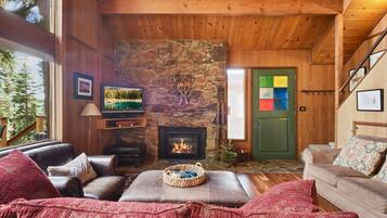 House, Multiple Beds, Balcony, Mountain View | Living room | 40-inch TV with digital channels, fireplace