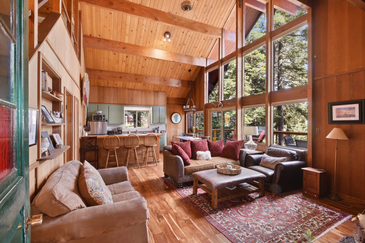 House, Multiple Beds, Balcony, Mountain View | Living room | 40-inch TV with digital channels, fireplace
