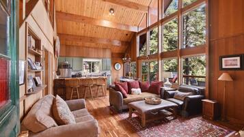 House, Multiple Beds, Balcony, Mountain View | Living room | 40-inch TV with digital channels, fireplace