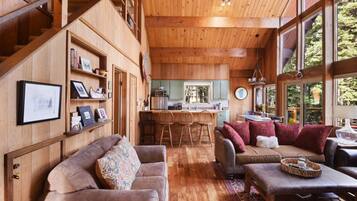 House, Multiple Beds, Balcony, Mountain View | Living room | 40-inch TV with digital channels, fireplace