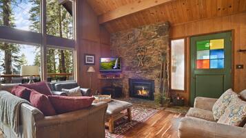 House, Multiple Beds, Balcony, Mountain View | Living room | 40-inch TV with digital channels, fireplace